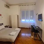 Dock Bay Hostello 旅馆