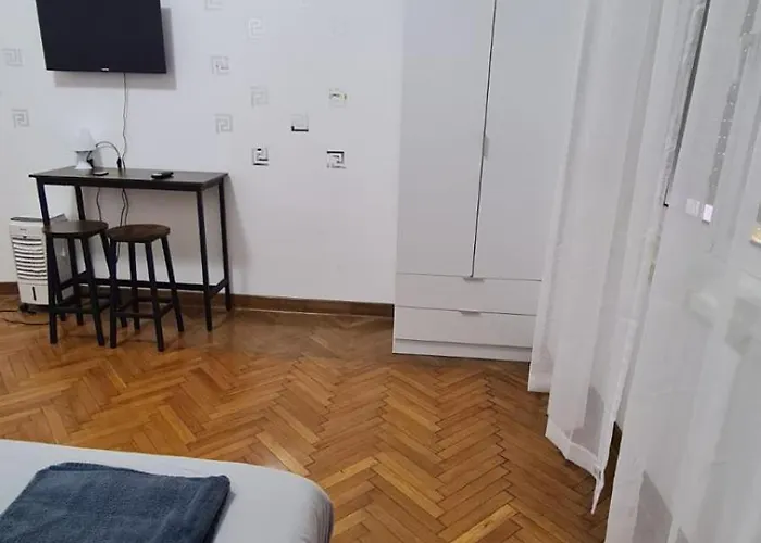 Dock Bay Hostello Хостел